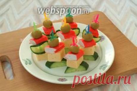 Канапе с крабовыми палочками, сыром и оливками