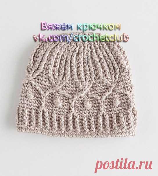 #шапка@crochetclub #рельефные_столбики@crochetclub #схемы@crochetclub
Шапка кремового цвета, связанная крючком рельефными узорами
Для вязания потребуется: 1 моток полушерстяной пряжи (100 г/90-100 м); крючок 5,5 и 6,5 мм.