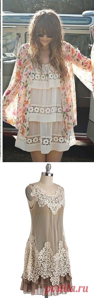 Шурша шелками и кружевом.