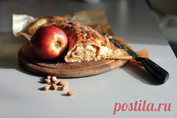 Яблочный штрудель с миндалем и изюмом
