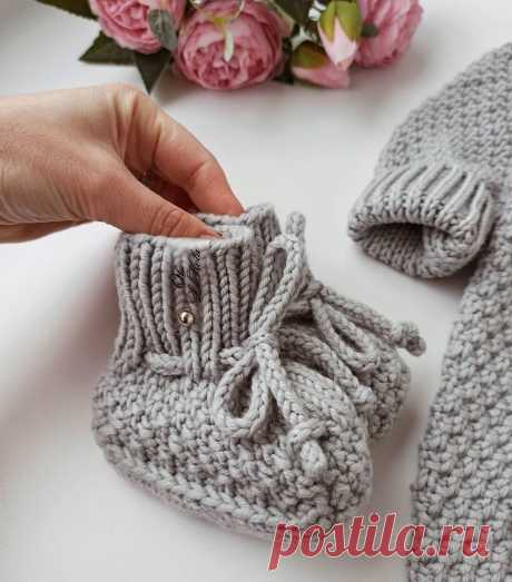 Свяжем пинеточки? Возраст: 1-3 месяца (ДС~9,5 см).Пряжа: Ecafil Dolomiti (100% мериносовая шерсть, 80 м/50 г).Спицы ,5.⠀На одну спицу набираем 32 петли +1 п. для замыкания в круг.⠀Распределяем петли на 4 спицы так, чтобы на каждой было по 8 п.⠀Провязываем 13 рядов резинкой 1х1.⠀Работаем с петлями на 1-ой...
