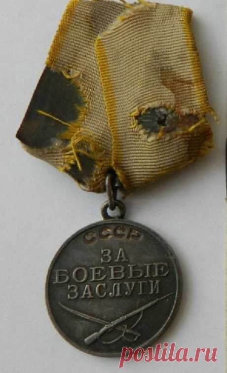 Медали и ордена героев пробитые вражескими пулями
