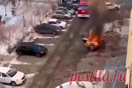 В России вспыхнула машина с оставленными матерью детьми и попала на видео. В Красноярске прохожие спасли из загоревшейся машины двух мальчиков в возрасте двух и семи лет, мать которых ставила их одних, чтобы зайти к знакомым. При этом двигатель автомобиля женщина не заглушила. Как сообщили в полиции, младший мальчик получил ожоги, старший ребенок не пострадал.