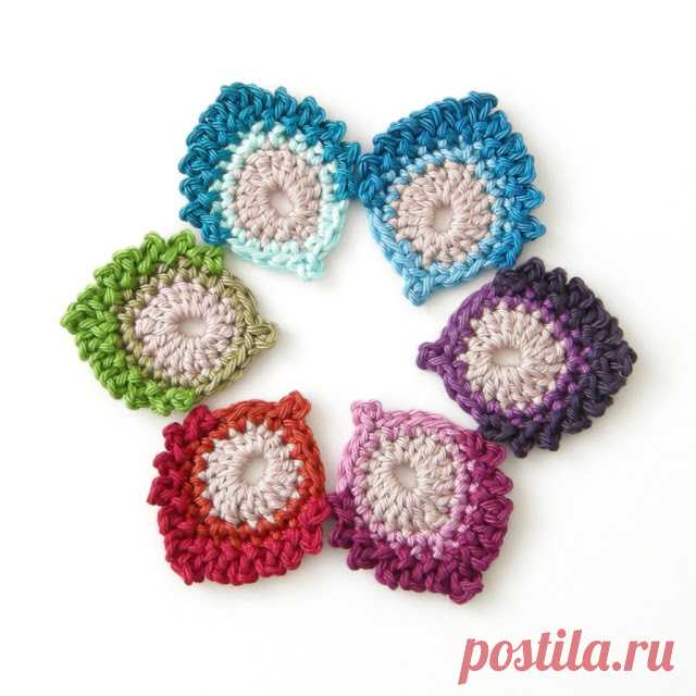 Free Crochet Pattern in English & Dutch: French Mini Peacock Feather | TheCurioCraftsRoom