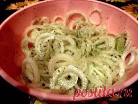 Маринованный лучок для шашлыка, салатов и просто с хлебушком покушать. 

4-5 луковиц 
2-3 зубчика чеснока 
2-3 ст.л. уксуса 
5 ст.л. растительного масла 
2-3 ч.л. сахара 
лавровый лист 
перец черный 
сухая зелень петрушки и укропа 
соль по вкусу 

Лук нарезаем кольцами или полукольцами 
Складываем нарезанный лучок в гламурную посудку 
Добавляем сухую зелень петрушки и укропа 
Далее лавровый лист 
Следом сахар 
Перец (соль по - вкусу) 
Заливаем уксусом 
Хорошенько перемешив...