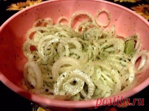 Маринованный лучок для шашлыка, салатов и просто с хлебушком покушать. 

4-5 луковиц 
2-3 зубчика чеснока 
2-3 ст.л. уксуса 
5 ст.л. растительного масла 
2-3 ч.л. сахара 
лавровый лист 
перец черный 
сухая зелень петрушки и укропа 
соль по вкусу 

Лук нарезаем кольцами или полукольцами 
Складываем нарезанный лучок в гламурную посудку 
Добавляем сухую зелень петрушки и укропа 
Далее лавровый лист 
Следом сахар 
Перец (соль по - вкусу) 
Заливаем уксусом 
Хорошенько перемешив...