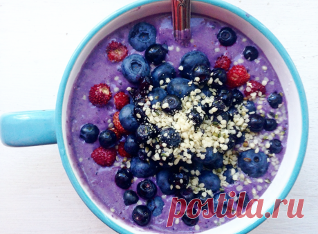 Смузи для вкусного, красивого и сытного завтрака - Organicwoman Завтрак — мое самое любимое время дня. К этом моменту я уже успеваю выпить воду с лимоном, поработать и сделать зарядку, готовлю что-нибудь прекрасное и могу позавтракать в постели и посмотреть серию кино. О том, что есть вот такие «смузи», и ими можно завтракать, я узнала 10 лет назад. Первым моим рецептом было — зеленое […]
