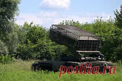 Полковник рассказал об особенностях огнеметной системы «Тосочка». Российская тяжелая огнеметная система ТОС-2 «Тосочка» — одна из востребованных в зоне украинского конфликта. В беседе с «Лентой.ру» полковник в отставке, военный эксперт, заведующий кафедрой политического анализа и социально-психологических процессов РЭУ имени Плеханова Андрей Кошкин рассказал о мощи этого оружия.