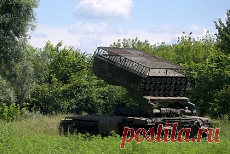 Полковник рассказал об особенностях огнеметной системы «Тосочка». Российская тяжелая огнеметная система ТОС-2 «Тосочка» — одна из востребованных в зоне украинского конфликта. В беседе с «Лентой.ру» полковник в отставке, военный эксперт, заведующий кафедрой политического анализа и социально-психологических процессов РЭУ имени Плеханова Андрей Кошкин рассказал о мощи этого оружия.