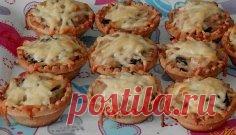 Тарталетки - 7 рецептов!
1. Тарталетки закусочные
Тарталетки-15 шт.
Сыр плавл.(дружба)-1 шт.
Огурец св.-1 шт.
Яйцо вар.-1 шт.
Рыбка красн.-200 гр.
Майонез-2 стол.л.
1.Сыр,яйцо,. натереть.
2.Рыбу(оставить немного для украшения) ,огурец нарезать мелк. кубиком.
3.Всё соединить+майонез,выложить на тарталетки,украсить по вашему желанию.
2. Тарталетки из картофеля с куриным филе под чесночно-сырным соусом.
Несмотря на длинное название, эти тарталетки просты в приготовлении и при...