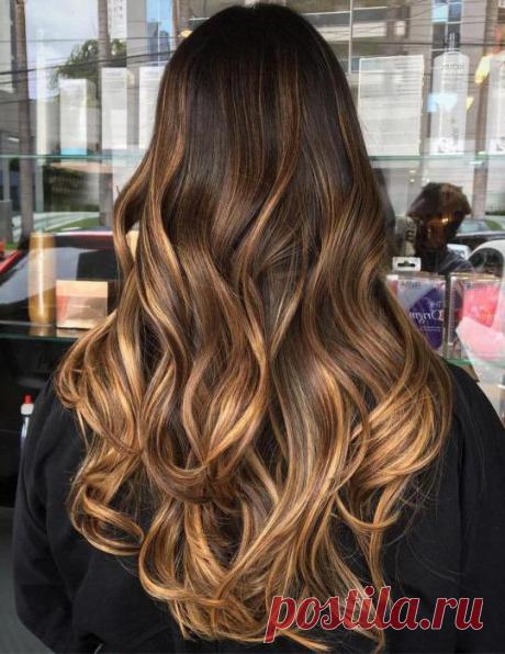 Двойное окрашивание волос: фото Двойное окрашивание волос является одним из самых популярных методов преображения внешности женщин современности. Существует множество методик и технологий, девушки могут выбрать приближенные к натуральным оттенкам цвета, или же что-то экстравагантное. Балаяж, мелирование, брондирование, деграде, дипдай - это далеко не все, что можно увидеть в предложениях салонов красоты. Познакомимся более конкретно с видами двойного окрашивания, чтобы мож...