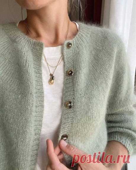 Кардиган Novice Cardigan РАЗМЕРЫ: XS (S) M (L) XL (2XL) 3XL (4XL) 5XLКОНЕЧНЫЕ ИЗМЕРЕНИЯ ПО КАРДИГАНУ:- Ширина по линии окружности бюста:96 (100) 105 (111) 120 (129) 140 (151) 161см [37¾ (39¼) 41¼ (43¾) 47¼ (50¾) 55 (59½) 63¼ дюймов].- Общая длина (измерена по центру Спинки):52 (54) 56 (58) 59 (60) 61 (62) 63см...
