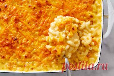 Разбор домашнего макарони с сыром: средний чеддер, соус бешамель и слой сыра между макаронами делают блюдо особенно кремовым.