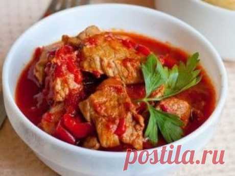Как правильно приготовить куриную грудку: 5 вкуснейших диетических рецептов
1. Запеченная курица - полезная альтернатива мясу "по-французски"
 На 100 гр - 72 ккал  белки – 10  жиры – 2  углеводы – 4 
Ингредиенты:
● 800 г куриного филе
● 600 г репчатого лука
● 400 г шампиньонов
● 200 г маложирного сыра
● 250-350 г йогурта
● 3-4 помидорки
● соль, перец по вкусу
● по желанию можно добавить смесь французских трав, базилик или
розмарин
Приготовление:
1. В антипригарный противень выкладываете реза