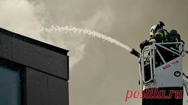 В Новосибирске охранник горящего здания получил ожоги