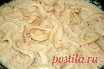 Нежный кальмар в сметанном соусе. Нереально вкусно! 

Ингредиенты: 

2-4 тушки кальмара 
2 ст.л. сметаны 
1 ст.л. муки 
1-2 ст.л. сливочного масла. 
Соль и черный перец 
Немного кипятка в чайнике.. ) 

Приготовление: 
Кальмаров разморозить, очистить от…