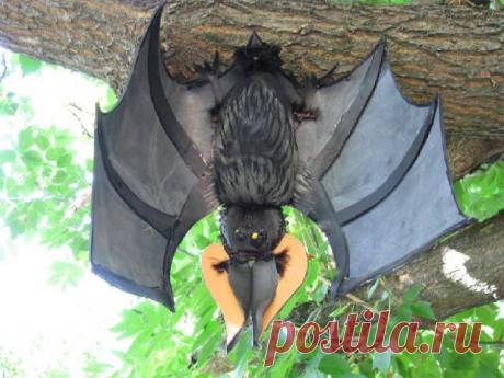 Летучая мышь из автомобильных шин.
Жуткая красота, просто хэллоуин какой-то