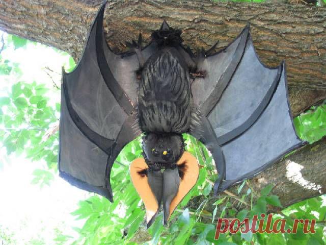 Летучая мышь из автомобильных шин. 
 
Жуткая красота, просто хэллоуин какой-то