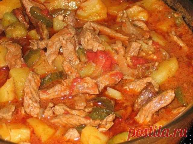 Азу по-татарски
Ингредиенты:
●мясо - 500 г,
●лук репчатый - 1-2 шт,
●огурцы соленые - 1-2 шт,
●картофель - 6-8 шт,
●чеснок - 1-2 дольки,
●томатная паста или кетчуп - 1-2 ст. л,
●лавровый лист,
●соль,
●перец
Приготовление:
Мясо промыть, нарезать соломкой и слегка обжарить в казане в разогретом растительном масле.
Добавить порезанный тонкими полукольцами лук и обжаривать мясо с луком до мягкости лука.
Добавить томатную пасту, мелко порезанные или тертые на крупной терке огур...