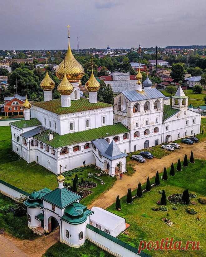 Углич. Воскресенский монастырь.
📷 elenakrizhevskaya