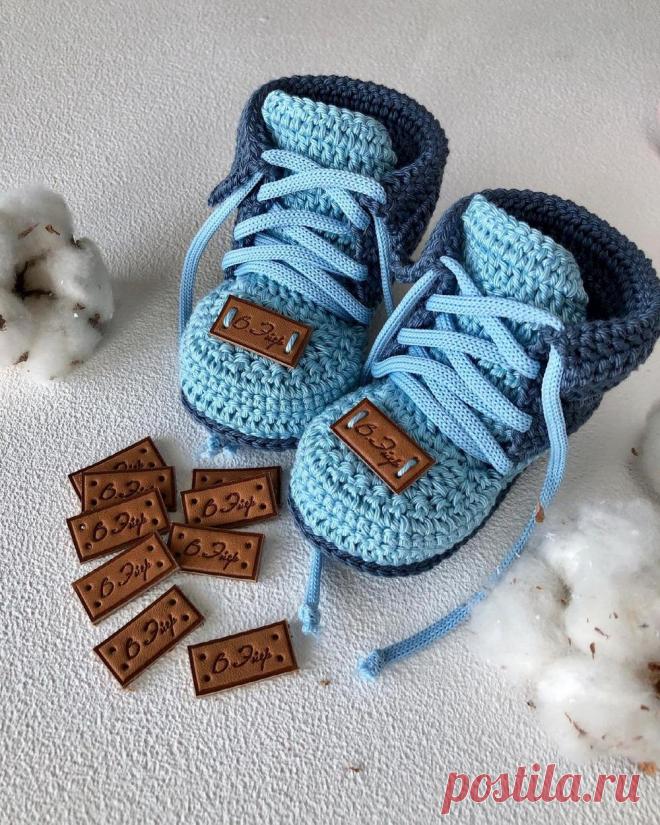 Где купить бирки для вязанных изделий - Вязание детских ботиночек - Советы новичкам Приветы всем 👋🏻 Рекомендую сохранить пост в закладки, чтобы не потерять ☺️   Сегодня отвечаю на самый частый вопрос 👌🏻 Где купить бирки?   Есть много мастерских, изготавливающих кожаные бирки. Уже более двух лет свои бирки я заказываю в https://www.livemaster.ru/studiyaetiketki Мои...