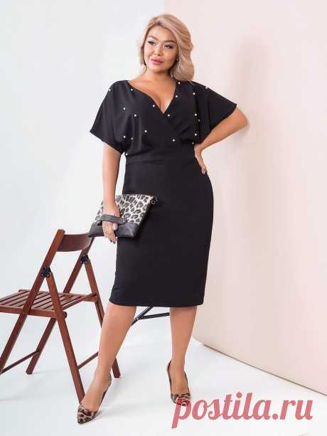 Платье  St-Style 11228246 в интернет-магазине Wildberries Элегантное платье подчеркнет статус владелицы и позволит выглядеть неотразимо в любой обстановке. Модель выгодно садится по фигуре, создавая женственные линии силуэта. Лиф просторный с короткими рукавами, скроенными цельно и V-образным декольте, которое образовалось вследствие запаха. Низ полуприлегающий с втачным поясом на талии красиво подчеркивает фигуру. Россыпь белых жемчужных бусин украшает лук и придает изюминку образу.