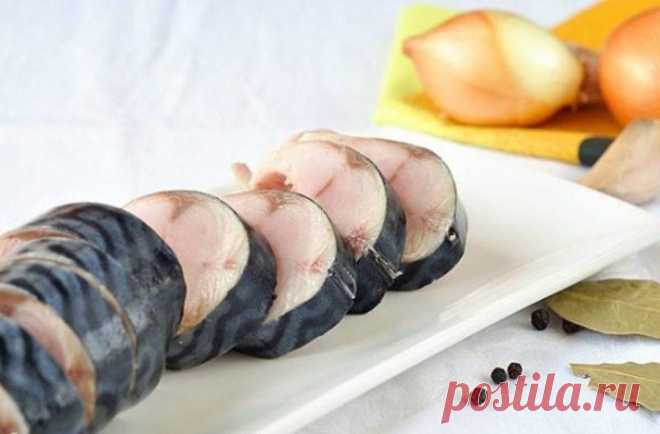 Скумбрия - рыба очень вкусная. Она жирная, очень сочная. Если ее правильно посолить, то можно смело выставлять филе рыбки и к праздничному столу. Я, например, люблю делать мини-бутерброды с обжаренным черным хлебом и сочным луком. Главное - найти правильный рецепт. Делюсь с вами моей находкой. Готовится такая закуска всего пару часов.