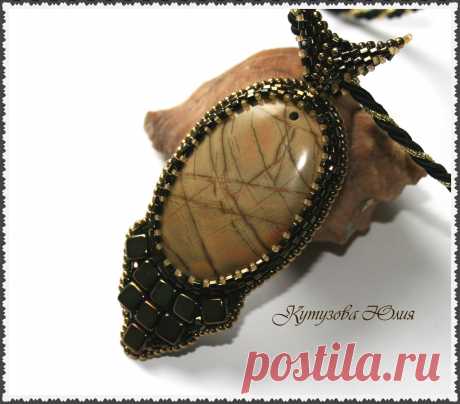 Кулон с натуральной яшмой, японским и чешским бисером.