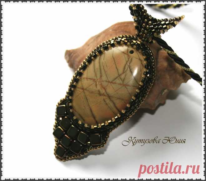 Кулон с натуральной яшмой, японским и чешским бисером.