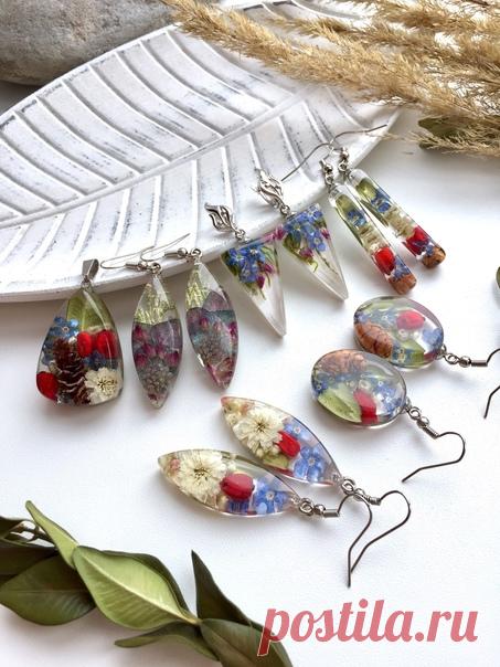 Украшения из эпоксидной смолы и цветов
Автор: Ольга Родионова