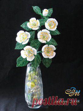 Мастер класс "Жасмин"

ЛЕПЕСТКИ ЦВЕТКА: 
Цветок состоит из четырех лепестков.Каждый лепесток состоит из двух половинок. 
Два лепестка плетем в технике параллельного плетения, сначала половину лепестка
•••в продолжении фото