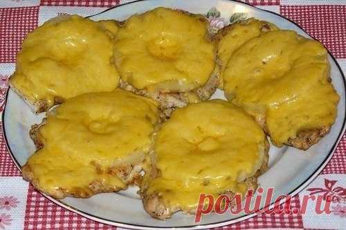 Отбивные из куриного филе с ананасом и сыром 

Для приготовления отбивных из курицы используется куриная грудка большого размера. Ее необходимо разрезать на порционные толстые куски, поперек волокон и отбить с обеих сторон. Если разрезать мясо вдоль волокон, то отбивные получаться очень жесткими. Для того чтобы мясо не порвалось при отбивании, его прикрывают полиэтиленовой пищевой пленкой.
Показать полностью…