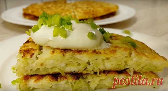 Чудесное блюдо из пекинской капусты с сыром: и мяса не надо Чудесное блюдо из пекинской капусты и сыра вкусное и в теплом и в холодном виде. Нежная и мягкая капуста с кусочками адыгейского сыра – это так аппетитно и сытно, что никакого мяса не захочется. Румяная корочка только добавит пикантности и вкуса: обязательно попробуйте.