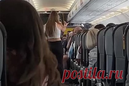 Россиянка устроила пьяный дебош в летевшем из Турции самолете и попала на видео. Российская туристка устроила пьяный дебош в летевшем из Турции в Россию самолете и попала на видео. Инцидент произошел в пассажирском лайнере, следовавшем по маршруту Стамбул — Москва. Очевидцы сообщают, что пассажирка кричала, ругалась с попутчиками, обливала их и прыгала по сиденьям.