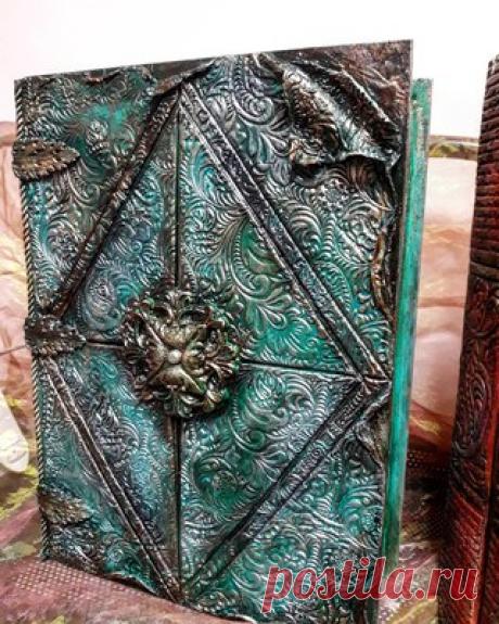 Добрый вечер, Друзья. Вот и прошел наш замечательный мастер-класс. Очень душевно мы потрудились с 11 до 19 00. Работы очень много, но безумно (даже меня, вновь и вновь) затягивает. Следующий такой мастер-класс в след. Субботу 10 февраля. Идет запись. Книга-шкатулка "Фолиант Монарх", размер 35х25х10.
.
#золотыеручки #золотыеручкимосква #фолианткаримовой #мастерклассызолотыеручки #мастерскаякаримовойнатальи #мастеркласс #изыск #фолиант #роскошь #монарх #книга #книгашкатулка ...