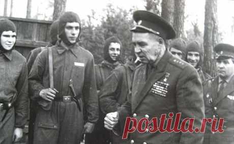 Василий Маргелов отлично понимал, как сложно сделать первый шаг в небо: он и сам впервые прыгнул с парашютом в возрасте 40 лет. Поэтому для того, чтобы взбодрить тех, кто боялся прыгать, генерал чаще всего использовал особый метод.
