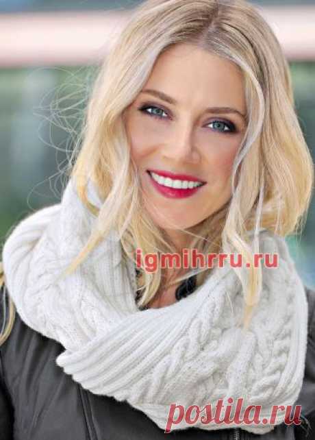 Белый шарф-петля со структурными узорами. Вязание спицами