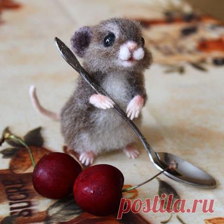 Самая маленькая ложечка. Почти подошла по размеру 😊🐭🍒 Мышонка нет в наличии. #maus #мышь #сухоеваляние #сувенир #сувенирручнойработы #валянаяигрушка #валяниешерсти #игрушкиручнойработы #игрушкиизшерсти