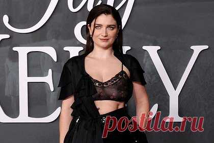 Дочь лидера группы U2 показала публике грудь в прозрачном бюстгальтере