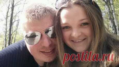 От сердца к сердцу вьется нить –
Она прочнее лишь с годами,
Ее ни сжечь, ни разрубить,
Ни взвесить точными весами.
Мы бережно ее храним,
Порой слегка приукрашаем
Воображением своим,
Но держим и не отпускаем.
И стоит имя лишь назвать,
Она тотчас же отзовется,
Чтоб тотчас снова поддержать,
Ведь нить та Дружбою зовется.