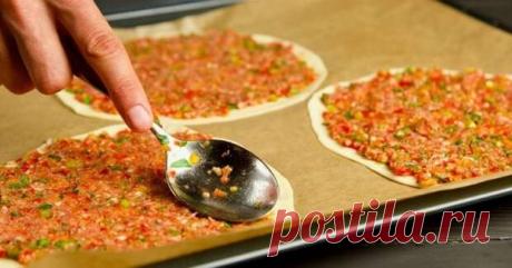 Турецкая вкусняшка, которая покоряет с первого кусочка - БУДЕТ ВКУСНО! - медиаплатформа МирТесен Эта уличная еда покоряет с первого кусочка! Так просто, а так вкусно. Лахмаджун («мясо+тесто»), или пицца в восточном стиле, является национальной едой в Турции, Армении и арабских странах. Готовить проще простого, а результат, несомненно, будет отличным! Можно добавить любые овощи, которые вы