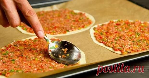 Турецкая вкусняшка, которая покоряет с первого кусочка - БУДЕТ ВКУСНО! - медиаплатформа МирТесен Эта уличная еда покоряет с первого кусочка! Так просто, а так вкусно. Лахмаджун («мясо+тесто»), или пицца в восточном стиле, является национальной едой в Турции, Армении и арабских странах. Готовить проще простого, а результат, несомненно, будет отличным! Можно добавить любые овощи, которые вы