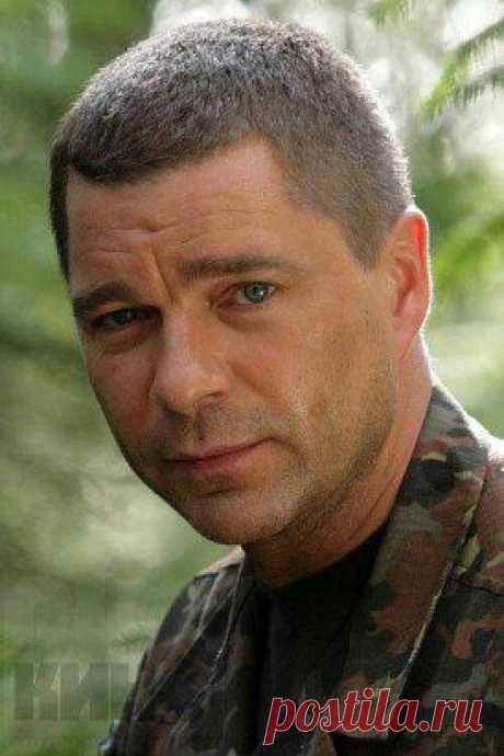 актёр Сергей Маховиков привёз гуманитарку на Донбасс, даёт концерты для 
поднятия боевого духа и у жителей, и у ополченцев.ВИВАТ!!!ВСЕМ  КТО  ЗА 
 МИР  И  ДРУЖБУ     ВО  ВСЁМ  МИРЕ  !!!!!