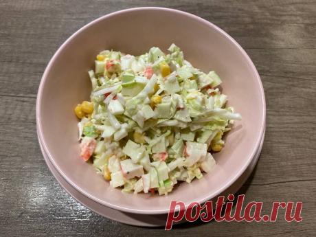 Крабовый салат с яблоком и кукурузой