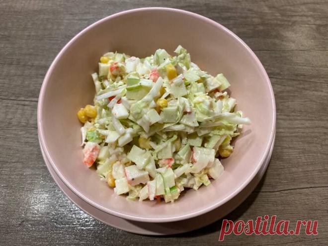 Крабовый салат с яблоком и кукурузой