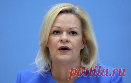 Глава МВД ФРГ подвергла критике экоактивистов из-за блокады аэропорта Берлина. Действия активистов разрушают общественное признание борьбы с изменением климата, отметила Нэнси Фезер