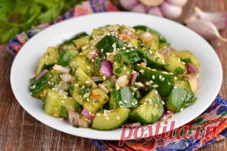 Салат из отбитого огурца с ароматной заправкой за несколько минут
На приготовление такого салата уходит несколько минут. А такой способ измельчения огурца имеет несколько преимуществ. При отбивании огурца уходит много сока, который не будет выделяться в салате. И за счет неровной поверхности кусочки огурца хорошо удерживают заправку. Салат можно готовить с заправкой на основе сметаны, майонеза,...
Читай дальше на сайте. Жми подробнее ➡