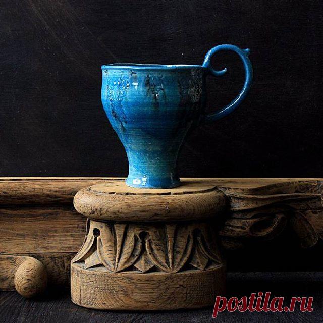 Кружка в синем цвете. Гончарная глина, ангобы, глазурь.
#гончарнаяглина#гончарныйкруг#handmadeceramics #ручнаялепка#посударучнойработы#гончарнаястудия# 
https://vk.com/ceramicatyuminoi