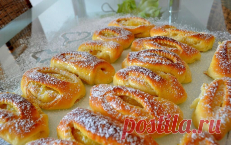 Воздушные рогалики с яблочным джемом - праздничная выпечка 
А может и на каждый день, если вдруг захотелось домашних сладких рогаликов...

Ингредиенты для теста:
1 стакан молока
20 гр. свежих дрожжей или 1 ч. л. сухих
щепотка соли
1 яичный желток
100 мл растительного масла
4 ст. л. сахара
500 гр. муки
Для джема:
0,5 кг яблок
100 гр. сахара
25 гр. сливочного масла
Приготовление:
1. Сначала нужно приготовить джем для начинки. Яблоки почистить и разрезать на 4 части. Затем на...