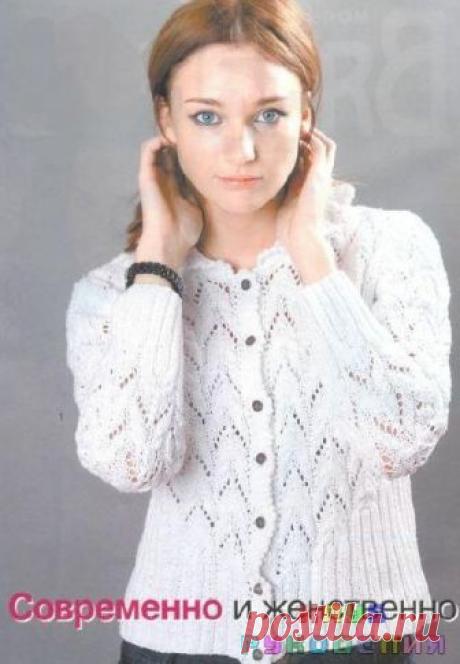 Ажурный жакет из хлопка - Клуб рукоделия В центре внимания этого роскошного белоснежного жакета -тонкий ажурный узор и широкая резинка оригинальной формы. Размер: 38 Вам потребуется: пряжа «Кабле»